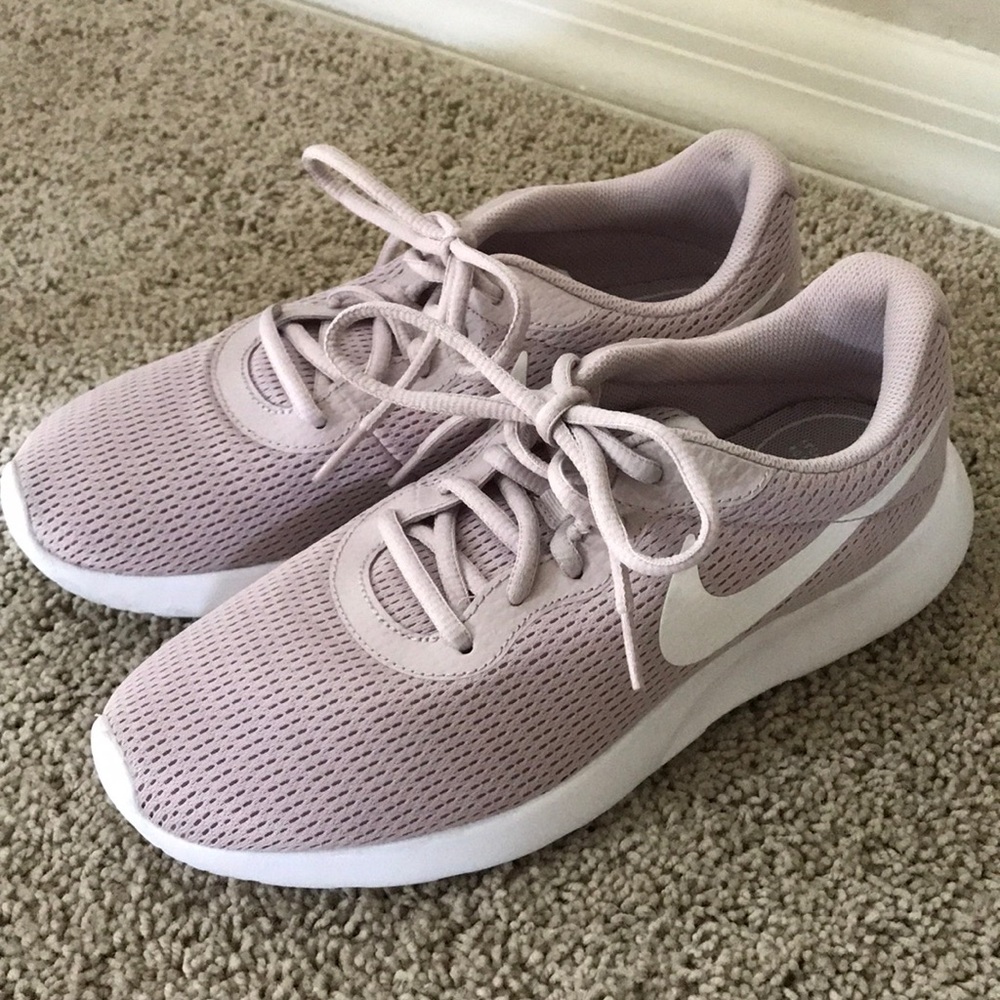 Women’s Nike Tanjun Running Shoe sz 8.5